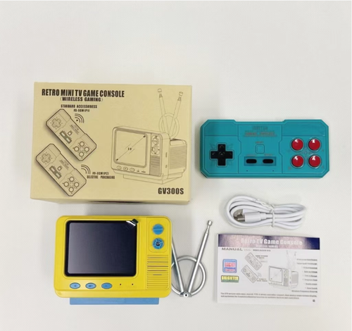 Esse mini console retrô é tão emocionante!  O corpo amarelo e azul é uma réplica de uma TV antiga, e vem com jogos clássicos como Contra.  O controle sem fio tem uma sensação que replica a do antigo console Pong.  Pode ser tocada na mão ou como um item decorativo.  Você pode carregar no bolso.  Assim que liga, ele te transporta instantaneamente de volta ao fliperama da infância.  Jogando online ou sozinho, tudo é divertido.