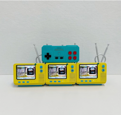 Esse mini console retrô é tão emocionante!  O corpo amarelo e azul é uma réplica de uma TV antiga, e vem com jogos clássicos como Contra.  O controle sem fio tem uma sensação que replica a do antigo console Pong.  Pode ser tocada na mão ou como um item decorativo.  Você pode carregar no bolso.  Assim que liga, ele te transporta instantaneamente de volta ao fliperama da infância.  Jogando online ou sozinho, tudo é divertido.