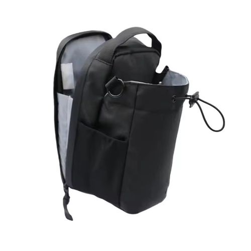 Boas notícias para os entusiastas do fitness!  A bolsa de fitness com placa traseira de dupla magnetização pode ser fixada com apenas uma pressão.  Puxe a alça de ombro e ela se transforma em uma bolsa de ombro único, permitindo uma transição suave entre o fitness e o deslocamento.com um compartimento interno para organização.  Itens pequenos permanecem organizados de forma arrumada, e o esquema de cores pretas mantém uma aparência minimalista que é altamente impressionante.