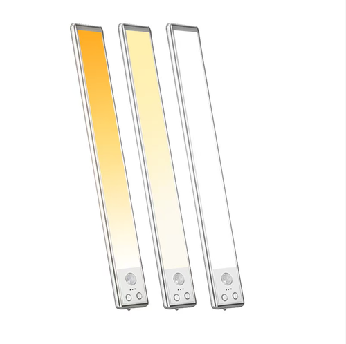 Não saia no meio da noite, no escuro!  A luz noturna com sensor humano com lente grande angular de 120° e alcance de detecção de 3 metros.  Ele acende instantaneamente quando alguém se aproxima e dispara 30 segundos depois que ele sai.  Ele oferece três efeitos de luz - laranja quente, branco e amarelo - adequados para cenários como debaixo da cama ou no armário.  É fácil de instalar sem furar furos e tem uma longa duração da bateria.  A luz suave no escuro não vai perturbar seu sono.