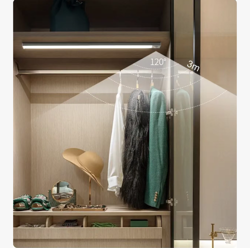 Não saia no meio da noite, no escuro!  A luz noturna com sensor humano com lente grande angular de 120° e alcance de detecção de 3 metros.  Ele acende instantaneamente quando alguém se aproxima e dispara 30 segundos depois que ele sai.  Ele oferece três efeitos de luz - laranja quente, branco e amarelo - adequados para cenários como debaixo da cama ou no armário.  É fácil de instalar sem furar furos e tem uma longa duração da bateria.  A luz suave no escuro não vai perturbar seu sono.