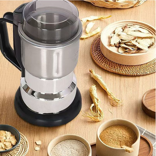 Esse moedor de aço inoxidável resolve o problema dos materiais de moagem da cozinha.  A cabeça de corte patenteada de 8 lâminas pode moer os ingredientes até a consistência da fumaça, adequada para vários tipos como ervas, grãos e temperos.  O motor de cobre puro é durável, e o recipiente interno de aço inoxidável não transfere odores e é fácil de limpar.  É pequeno e economiza espaço, permitindo moer ingredientes finos facilmente.