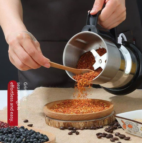 Esse moedor de aço inoxidável resolve o problema dos materiais de moagem da cozinha.  A cabeça de corte patenteada de 8 lâminas pode moer os ingredientes até a consistência da fumaça, adequada para vários tipos como ervas, grãos e temperos.  O motor de cobre puro é durável, e o recipiente interno de aço inoxidável não transfere odores e é fácil de limpar.  É pequeno e economiza espaço, permitindo moer ingredientes finos facilmente.