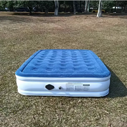 Ele é equipado com uma bomba embutida de um botão.  Quando inflado, ele se transforma em um sofá macio.  Quando desinflado, pode ser armazenado de forma compacta, economizando espaço.  A almofada de ar ergonômica combinada com a superfície grossa e macia é confortável e não irrita a cintura.  É resistente a perfurações, escorregadia e durável.  É adequado para receber convidados, acampar e alugar casas.  Ele se transforma instantaneamente em um colchão, tornando a vida conveniente e confortável.