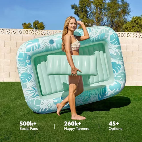 Presente com Bomba Manual: Esta plataforma flutuante ecológica de PVC para uma pessoa mede 70×46 polegadas.  O amplo espaço é combinado com um design de sulco em forma de copo, tornando-o conveniente para inflação e deflação, além de fácil de dobrar e armazenar.  Pode ser usado como uma cama flutuante semi-submersa na piscina para uma experiência fresca, ou como uma mini piscina no terraço ou quintal.  É um companheiro fresco e confortável para vários cenários de verão.