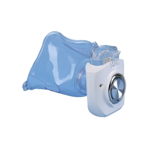 Este nebulizador portátil serve como assistente de alívio respiratório para toda a família.  Possui duas configurações de velocidade e é compatível tanto com adultos quanto com crianças.  A névoa fina adere ao trato respiratório sem causar engasgo ou tosse.  O líquido residual do medicamento é baixo, economizando muito remédio.  Ele pode ser carregado em vários cenários via USB.  A operação é simples – apenas dois passos para começar.  Pode ser carregado em uma bolsa e usado a qualquer momento.