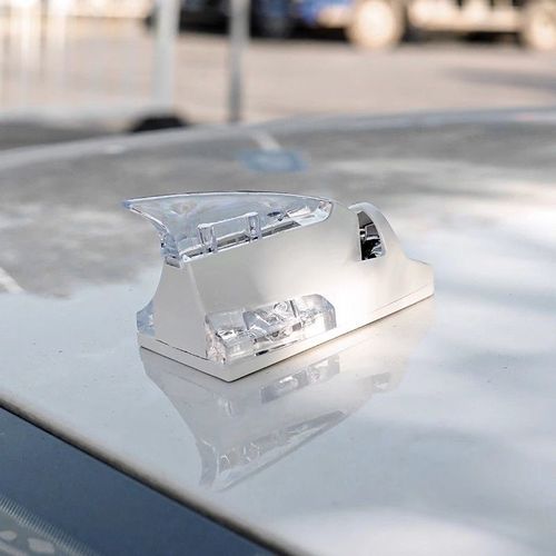 Faça o pedido hoje e você receberá 4 luzes de aviso de energia eólica à prova d'água à prova d'água, livres de eletricidade e fios.  Eles apresentam um design tridimensional e aerodinâmico, com uma aparência dinâmica e suave.  Equipado com flashes de sete cores e lâmpadas LED de alto brilho.  Eles são usados para dirigir à noite para evitar acidentes traseiros.  Não é necessária fonte de energia externa.  Este é um acessório automotivo que combina alerta de segurança e estética moderna.