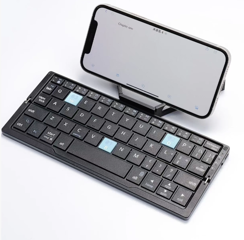 Este mini teclado Bluetooth dobrável: dobrável em três seções para fácil portabilidade, layout completo das teclas + compatibilidade com múltiplos sistemas, suporte magnético para liberar as mãos, conexão estável Bluetooth 5.0, longa duração da bateria e teclas de baixo ruído, adequado para todos os cenários como trabalho de escritório, estudo e viagens, desbloqueando uma nova forma de escritório móvel, transformando dispositivos de tela pequena em ferramentas de produtividade em um instante.