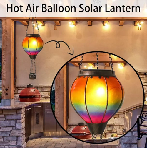 Esta lanterna solar de balão de ar quente feita à mão em ferro: O artesão criou padrões únicos.  Ele pode recarregar automaticamente com energia solar, sem a necessidade de fiação.  É à prova d'água IP65 e pode resistir à chuva e ao vento.  Durante o dia, funciona como uma peça artística.  À noite, emite luz quente para criar uma atmosfera.  É adequado para uso em jardins, pátios e varandas.  Ele traz um charme romântico para as quatro estações do quintal.
