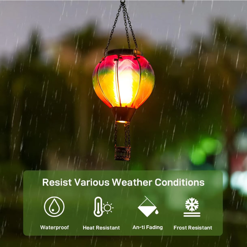 Esta lanterna solar de balão de ar quente feita à mão em ferro: O artesão criou padrões únicos.  Ele pode recarregar automaticamente com energia solar, sem a necessidade de fiação.  É à prova d'água IP65 e pode resistir à chuva e ao vento.  Durante o dia, funciona como uma peça artística.  À noite, emite luz quente para criar uma atmosfera.  É adequado para uso em jardins, pátios e varandas.  Ele traz um charme romântico para as quatro estações do quintal.