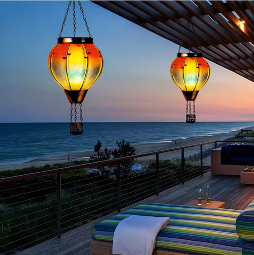 Esta lanterna solar de balão de ar quente feita à mão em ferro: O artesão criou padrões únicos.  Ele pode recarregar automaticamente com energia solar, sem a necessidade de fiação.  É à prova d'água IP65 e pode resistir à chuva e ao vento.  Durante o dia, funciona como uma peça artística.  À noite, emite luz quente para criar uma atmosfera.  É adequado para uso em jardins, pátios e varandas.  Ele traz um charme romântico para as quatro estações do quintal.