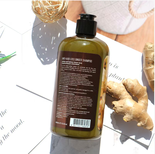 Faça o pedido hoje e você receberá 2 frascos de shampoo Thai ginger herbal essence que remove efetivamente óleo, caspa e deixa o cabelo liso e brilhante.  Ele contém suco de gengibre fresco, que pode fortalecer as raízes do cabelo e reduzir a queda de cabelo.  A essência de limão pode controlar a secreção de óleo e a caspa.  A espuma rica é suave, mas eficaz, e pode limpar o couro cabeludo.  Após a lavagem, as raízes do cabelo ficam fofas, criando um penteado refrescante e em camadas.