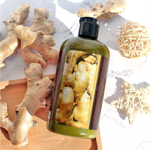 Faça o pedido hoje e você receberá 2 frascos de shampoo Thai ginger herbal essence que remove efetivamente óleo, caspa e deixa o cabelo liso e brilhante.  Ele contém suco de gengibre fresco, que pode fortalecer as raízes do cabelo e reduzir a queda de cabelo.  A essência de limão pode controlar a secreção de óleo e a caspa.  A espuma rica é suave, mas eficaz, e pode limpar o couro cabeludo.  Após a lavagem, as raízes do cabelo ficam fofas, criando um penteado refrescante e em camadas.