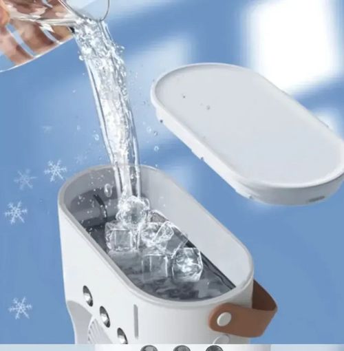Ventilador de pulverização de cabeça dupla, com dois ventiladores e névoa fina de água de três furos, pode baixar a temperatura em 3-5°C ao adicionar gelo.  Ele pode girar automaticamente 90° para enviar ar por uma área ampla.  Ele suporta carregamento duplo e pode ser usado com uma luz noturna de sete cores para criar uma atmosfera.  Também possui funções de resfriamento e umidificação.  É adequado para camping no desktop e pode manter você fresco o tempo todo.