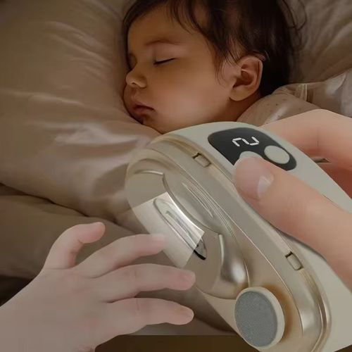 O cortador de unhas elétrico dois-em-um, com recurso de luz, combina funções de corte e polimento.  A luz LED ilumina as áreas de difícil acesso do sulco da unha, e o design anti-fechamento garante segurança sem danificar os pregos.  Isso permite moldar as unhas de forma suave, eliminando as bordas ásperas e respingos dos cortadores de unhas tradicionais.  Idosos e crianças podem usá-lo com tranquilidade.  É um excelente auxiliar para cuidados com unhas em casa.