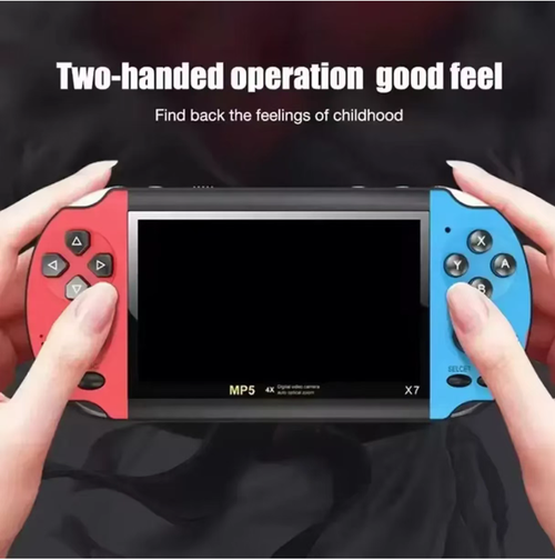 Console portátil com tela de alta definição de 4,3 polegadas, funcionamento suave com dois analógicos, milhares de clássicos de arcade FC embutidos, suporta batalhas para dois jogadores e jogos na TV.  Também pode tocar música e assistir vídeos.  O cartão TF pode expandir a memória.  Com uma bateria de grande capacidade que dura de 4 a 6 horas, é portátil e compacto, permitindo que você aproveite a alegria dos jogos de infância com você onde quer que vá.