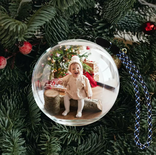 Bola de suporte de cristal de alta transparência de 70mm, permitindo upload personalizado de vídeos e fotos.  Ele tem memória interna 4G e uma bateria de 800mAh que dura de 2 a 3 horas.  O design da alça portátil pode ser usado como decoração de Natal, como item de apoio ao ventilador ou como presente comemorativo.  Com um clique, ele pode emitir luz quente exclusiva.  Coloque seu amor, memórias e calor dentro da bola, e cada vez que ela é iluminada, vira um pouco de felicidade.