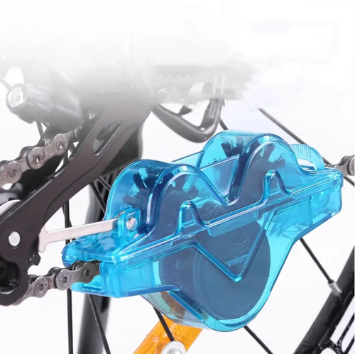 Limpador de correntes de bicicleta, escova tridimensional de 360° para limpeza completa, não precisa remover a corrente,rápidas e fáceis de montar e desmontar, adequadas para vários modelos.  Remover facilmente óleo, lodo, areia, reduzir o desgaste da corrente e estender a vida útil dos componentes da transmissão.  É uma ferramenta prática de manutenção para entusiastas do ciclismo.  Torne cada processo de limpeza fácil e eficiente, mantendo sua corrente tão nova quanto sempre.
