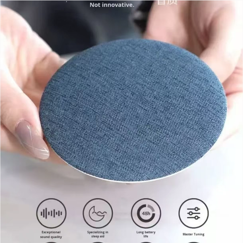 O equipamento de áudio sob o travesseiro adota a tecnologia de transmissão de som que encaixa em travesseiros, permitindo que você ouça claramente sozinho, sem incomodar a pessoa ao seu lado.  Ele conta com qualidade de som de nível Hi-Fi, combinada com ruído branco embutido para assistência ao sono.  Ele suporta tanto Bluetooth 5.4 quanto os modos de cartão TF, é leve, suave ao toque, portátil e tem longa duração de bateria.  É uma escolha prática para melhorar a qualidade do sono.