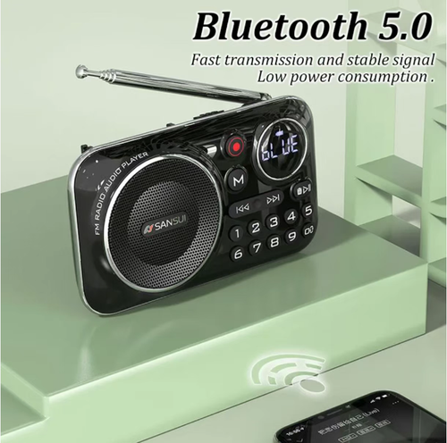Retrô e compacto, com botões grandes e design digital de seleção de canais, é fácil de operar para os mais velhos.  Ele suporta rádio FM, conexão Bluetooth, reprodução de disco TF Card U e gravação em modo completo.  O alto-falante de 3W tem qualidade de som clara e longa duração da bateria.  É uma escolha prática para os idosos ouvirem música e para os jovens aproveitarem a música ao ar livre.  Coloque-o na mochila e deixe o som agradável estar sempre com você.