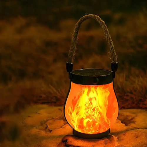 Simulação dinâmica de efeitos de luz de chama, com uma atmosfera de luz suave e laranja quente totalmente criada.  O carregamento solar pode proporcionar uma duração total da bateria de 8 a 12 horas, e também pode ser carregado via Tipo C.  IPX4 à prova d'água e resistente ao clima.  O cabo de corda pode ser usado para pendurar ou colocar, adequado para acampamento, pátios e varandas.  Ele serve tanto como decoração atmosférica quanto como iluminação de emergência.