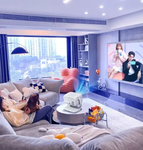 Este projetor compacto de inclinação pan-inclinação é equipado com uma base flexível de inclinação panorâmica de 360°, permitindo uma colocação livre e adequada para diversos cenários.  Ele suporta HDR10+, oferecendo qualidade de imagem clara e vívida.  Também oferece projeção sem fio e alto-falantes embutidos, atendendo tanto entretenimento doméstico quanto necessidades de escritório móvel.  Compacto e portátil, ele permite criar facilmente uma experiência imersiva em telas grandes.