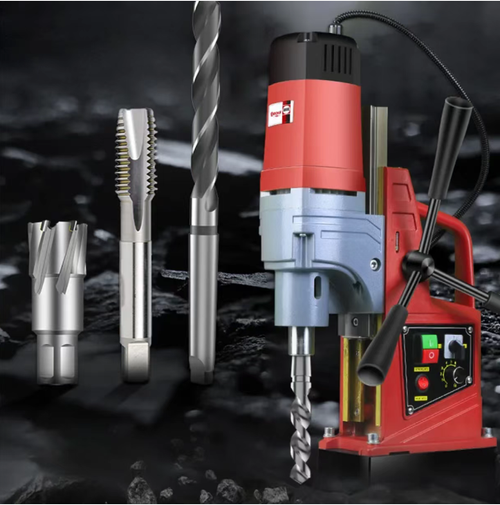 A furadeira magnética de alta potência, equipada com motor de fio de cobre puro, possui grande potência e suporta várias funções como perfuração, extração de núcleos e roscamento.  A base magnética adere firmemente e é controlada com precisão com múltiplas proteções de segurança.  A carroceria é robusta e durável, adequada para processamento industrial, construção de pontes e outros cenários.  Com desempenho potente, garante a perfuração precisa a cada vez.
