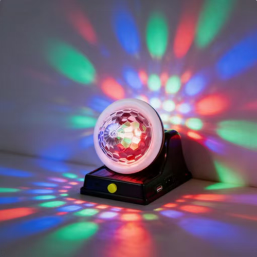 Faça o pedido hoje e você receberá 2 lâmpadas de bola mágica multicoloridas, recarregáveis e alimentadas por energia solar.  Eles suportam tanto métodos de carregamento solar quanto USB.  Isso garante o uso da bateria sem preocupações.  Ele é equipado com uma bola mágica prismática de alta transparência que pode projetar luz e cores deslumbrantes. podendo ser operado com um único botão.  É adequado para vários cenários, como festas e acampamento, e pode criar facilmente uma atmosfera.