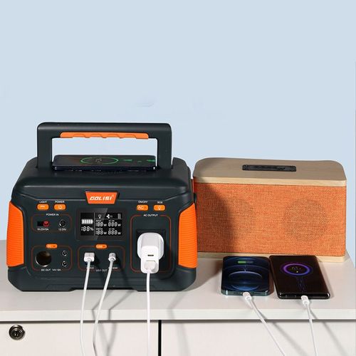 Esta usina portátil de armazenamento de energia Golisi está equipada com múltiplas interfaces, como AC, USB e DC, permitindo que forneça energia para múltiplos dispositivos simultaneamente.  Possui uma bateria de grande capacidade e suporta múltiplos modos de carregamento.  Também integra iluminação de emergência com LED.  O dispositivo é portátil e durável, tornando-se um parceiro de energia confiável para viagens ao ar livre e emergências domésticas.