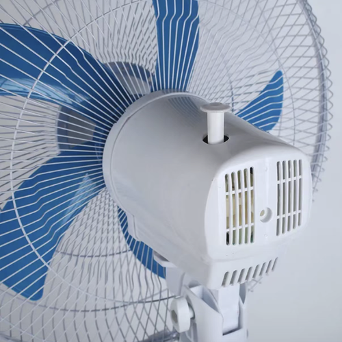 Este ventilador de carregamento movido a energia solar suporta carregamento solar e tem longa duração da bateria.  Ele pode girar a cabeça em ventos fortes e conta com iluminação LED.  Também pode carregar seu celular em uma emergência.  É portátil e leve, adequado para acampamentos ao ar livre, canteiros de obras e situações de emergência durante quedas de energia.  É um dispositivo de resfriamento multifuncional e prático.  Isso permite que você gerencie cada viagem e crise com facilidade.