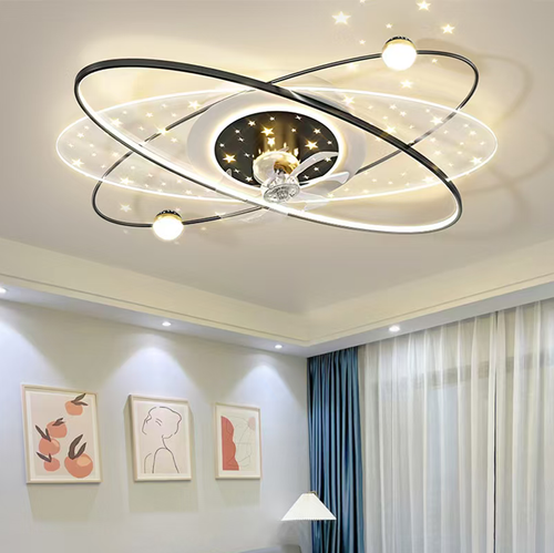 Esta lâmpada de ventilador giratória de 360° apresenta um design moderno e minimalista.  economizando espaço.  Ele pode girar em um ângulo amplo para distribuir o ar, proporcionando frescura por todo o cômodo sem pontos cegos.  Possui iluminação LED tricolor e opera silenciosamente.  Ele suporta controle remoto para operação inteligente.  A instalação é conveniente e adequada para uso em salas de estar, quartos e salas de jantar.  É ao mesmo tempo esteticamente agradável e prático.