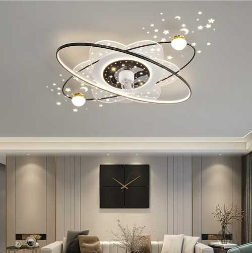 Esta lâmpada de ventilador giratória de 360° apresenta um design moderno e minimalista.  economizando espaço.  Ele pode girar em um ângulo amplo para distribuir o ar, proporcionando frescura por todo o cômodo sem pontos cegos.  Possui iluminação LED tricolor e opera silenciosamente.  Ele suporta controle remoto para operação inteligente.  A instalação é conveniente e adequada para uso em salas de estar, quartos e salas de jantar.  É ao mesmo tempo esteticamente agradável e prático.