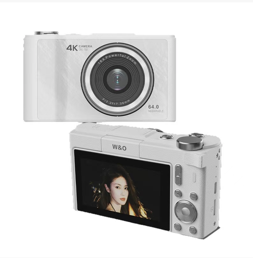 Esta mini câmera CCD ultrafina suporta filmagem em alta definição 4K e uma tela flip de 180°.  Com zoom digital 16x, ele pode capturar detalhes tanto próximos quanto distantes.  Ele vem com 15 tipos de filtros e longa duração da bateria.  É portátil e fácil de carregar, e não ocupa muito espaço.  É uma escolha ideal para os alunos gravarem sua infância e gravarem vlogs.  Não deixe de perder nenhum dos momentos emocionantes.