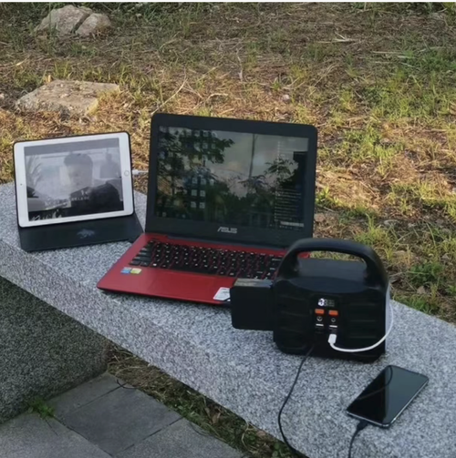 Esta fonte de energia portátil para armazenamento de energia ao ar livre possui múltiplas interfaces para saída completa, e display digital inteligente para mostrar o nível de energia em tempo real.  Possui uma célula de bateria de grande capacidade para alimentação de longa duração.  A alça portátil facilita o transporte.  Também possui múltiplas proteções de segurança.  É uma usina móvel para acampamentos ao ar livre, viagens autônomas e emergências familiares.