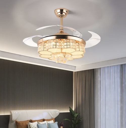 Esta lâmpada de teto inverter oculta ao estilo europeu apresenta um design luxuoso de cristal, exalando um ar de luxo.  O motor silencioso do inversor proporciona uma circulação de ar suave.  Possui função de escurecimento de LEDs em três cores com alcance infinito.  A lâmpada e o ventilador são integrados, economizando espaço.  O controle remoto é conveniente.  É um item residencial de alto padrão que combina iluminação e circulação de ar para a sala de estar, sala de jantar e quarto.