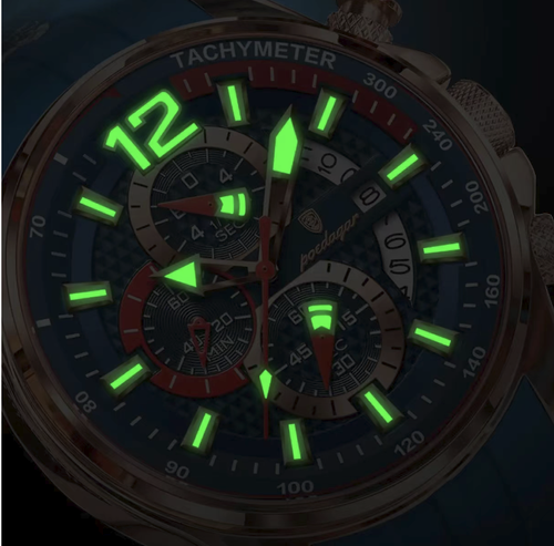 Este relógio masculino de quartzo de seis agulhas com três ponteiros apresenta um mostrador de cronógrafo esportivo, resistência à água profunda de 3ATM, um movimento de quartzo preciso com marcação do tempo estável, uma pulseira de silicone amiga da pele para uso confortável e uma aparência contrastante azul-dourada altamente estilosa.  É adequado para diversos cenários, como esportes, negócios e uso cotidiano, e é um relógio de pulso completo que destaca o estilo de um homem estiloso.