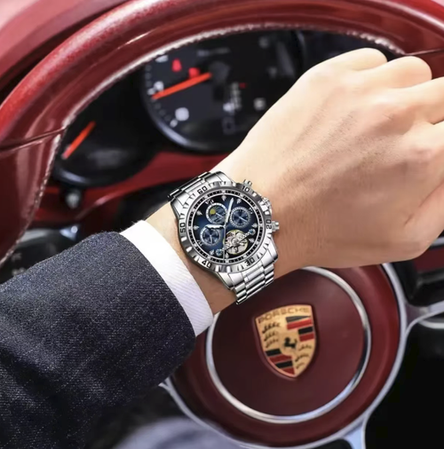 O novo modelo de relógio mecânico automático masculino da marca suíça apresenta um rotor oco que destaca a estética mecânica.  Ele vem com cronógrafo multifunção e calendário de fases da lua.  que é durável e resistente à água.  O mostrador azul e a pulseira prateada são versáteis e adequados para várias ocasiões.  Ele possui marcação do tempo precisa e é um excelente relógio de pulso masculino de alto padrão, tanto para negócios quanto para lazer, além de presentes pessoais.