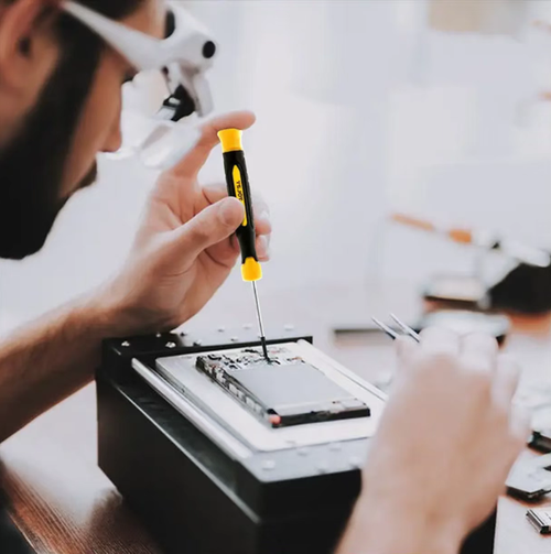 131 conjuntos de chaves de fenda magnéticas de grau industrial, cobrindo todas as especificações de brocas para todas as operações de parafuso.  Atração magnética forte sem escorregar.  Feito de aço cromo-vanádio, é durável e resistente.  A alça antiderrapante é confortável e fácil de usar.  O rack de armazenamento da mesa mantém tudo organizado.  É um conjunto de ferramentas de manutenção multiuso para uso doméstico, reparo automotivo e desmontagem digital.