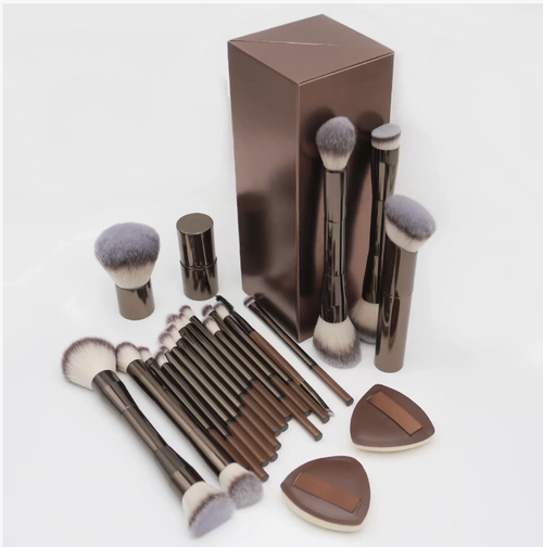 Um conjunto de 20 peças de pincéis de alumínio de alumínio cor de café, totalmente equipados para cobrir base, maquiagem para olhos e maquiagem detalhada.  A textura macia dos pelos biônicos não gruda na pele nem prejudica o rosto.  A alça de tubo de alumínio é durável e fácil de limpar.  Quando combinadas com esponjas de maquiagem, até iniciantes podem facilmente criar um visual de maquiagem refinado.  É um companheiro de alto valor e econômico tanto para maquiagem diária quanto profissional.