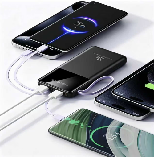 Um power bank portátil portátil de 4 pinos e 20W, ultrafino e portátil.  Ele pode carregar vários dispositivos com apenas um cabo.  O display digital de LED mostra o nível da bateria em tempo real.  Múltiplas proteções de segurança evitam danos à bateria.  Pode ser usado para viagens ao ar livre e deslocamentos diários.  Fácil dizer adeus à ansiedade da bateria.  Sempre mantenha seu dispositivo carregado a qualquer hora e em qualquer lugar, tornando suas viagens mais convenientes.