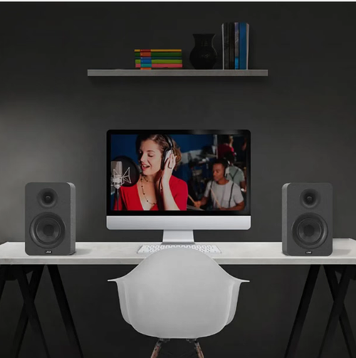 Alto-falantes HIFI audiophile de estante, com resolução equilibrada de alta fidelidade em três frequências, agudos claros e graves intensos.  Adequado para múltiplos dispositivos, como computadores e TVs. Disponível em opções de conexão com fio e Bluetooth.  Com uma aparência simples de tecido, é versátil para decoração residencial.  Tem baixa distorção e pode tocar em volume alto sem distorção.  É uma caixa de som acessível e de alta qualidade para áudio de desktop e cinema leve em casa.