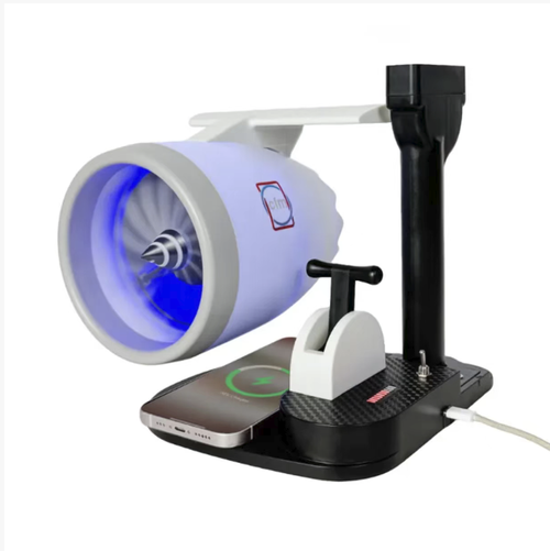 Creative Turbo Desktop Fan, com um design realista de motor de aeronave, potente saída de ar da turbina para resfriamento eficiente, múltiplas configurações de velocidade para operação de baixo ruído, função de carregamento sem fio embutida, alimentado por USB, compacto e economizando espaço. Não é apenas um ventilador de resfriamento, mas também um item de decoração tecnológica para desktop, prático e chamativo. Crie facilmente uma experiência de desktop cheia de sofisticação tecnológica.