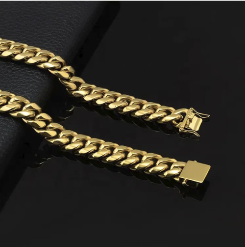 Colar masculino cubano em aço de titânio com revestimento dourado. O corpo da corrente fina é leve e confortável. A galvanização a vácuo torna-o resistente ao desbotamento das cores. O fecho quadrado duplo de segurança é seguro e estável. A corrente é resistente ao desgaste e à corrosão, adequada para looks versáteis de hip-hop e casuais. É ideal tanto para uso pessoal como presente. Pode ser usado como acessório pessoal ou oferecido como presente a amigos e familiares.