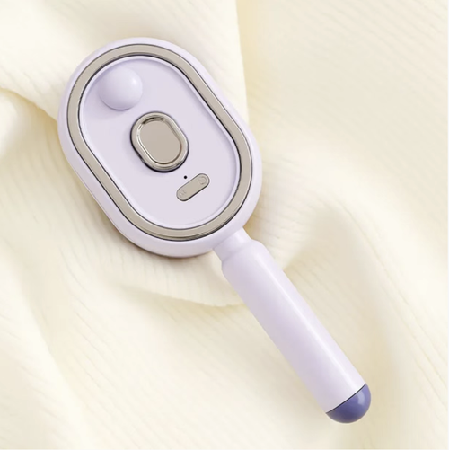 Escova de cabelo elétrica multifuncional, que armazena e atomiza óleos essenciais para cuidados capilares. Os dentes macios em forma de airbag desentrelaçam suavemente o cabelo sem danificá-lo. Compacta e recarregável, é fácil de usar para criar um estilo volumoso. Adequada tanto para cabelos secos quanto molhados. Ideal para cuidados diários em casa ou para pentear no movimento. É um aparelho pequeno indispensável para os cuidados com o cabelo.
