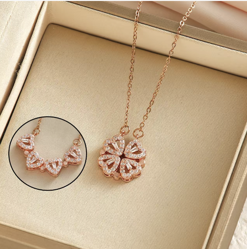 Colar de trevo de quatro folhas com dupla envoltura magnética.Quando fechado,forma um trevo de quatro folhas, quando aberto, assume a forma de um coração. Uma corrente pode ser usada duas vezes. O conjunto micro de zircônia emite um brilho luxuoso, enquanto o ouro rosa realça o tom da pele. O corpo da corrente é confortável e versátil, adequado para uso como presente de aniversário, combinando beleza e emoção. É uma peça de joalharia de nicho, ideal tanto para presentear quanto para uso pessoal.