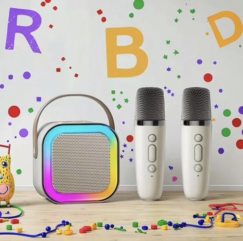 O alto-falante integrado de karaoke com Bluetooth, equipado com dois microfones sem fio, suporta o canto em dueto. Possui redução de ruído e captura direcional do microfone, garantindo vozes humanas claras e distintas. As unidades de alto-falantes estéreo produzem um som rico e completo. As luzes RGB alteram a atmosfera em sincronia com a música. Pode começar a karaoke a qualquer momento e em qualquer lugar, seja em casa, durante uma viagem de camping ou numa festa.