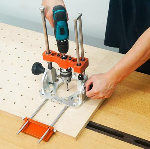 O suporte guia da máquina de perfuração portátil está equipado com hastes guia com rolamentos de esferas para movimento suave para cima e para baixo. A base totalmente metálica permite o controle preciso da profundidade de perfuração e suporta perfurações verticais e inclinadas. A estrutura dividida é leve e fácil de armazenar, proporcionando posicionamento preciso para perfurações em madeira e decoração doméstica, permitindo até mesmo iniciantes fazerem furos padrão.
