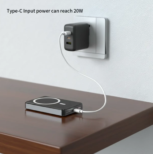 Bateria magnética de 10.000 mAh, com adesão circular potente para carregamento rápido sem fio, equipada com um suporte dobrável invisível que permite usar o telefone para assistir a vídeos durante o carregamento. Várias portas de carregamento permitem alimentar simultaneamente vários dispositivos. Leve e portátil, com múltiplas proteções de segurança. Adequado para deslocamentos, viagens e assistir a séries em alta velocidade, este único dispositivo pode cumprir várias funções.