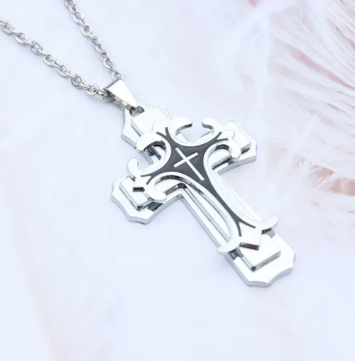 Colar pendente em cruz com dupla camada gravada no estilo retrô. O metal polido como espelho é resistente ao desbotamento. Disponível nas cores dourado preto e prata pura. Acompanha uma corrente fina de ossos de dragão lisa. Possui um estilo minimalista punk-americano-europeu. Adequado tanto para homens como para mulheres, pode ser combinado com camisetas, jaquetas de couro ou roupas de trabalho. É um acessório elegante, chamativo e versátil, ideal para o estilo urbano diário.