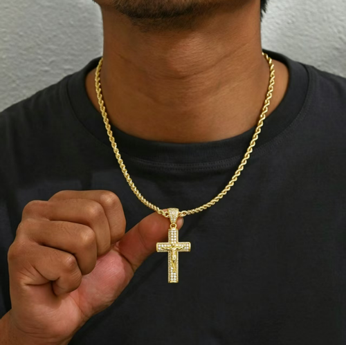Colar com cruz de Jesus tridimensional em diamante completo. que brilham intensamente e não se soltam dos diamantes. É acompanhado por uma corrente cubana espessa com aço-cinza. Os detalhes estampados são exuberantes, não desbotam nem causam alergias. É adequado tanto para homens como para mulheres. Versátil, pode ser usado tanto na moda urbana hip-hop quanto no dia a dia casual. Adequado para uso próprio ou como presente. Um acessório de pescoço moderno.
